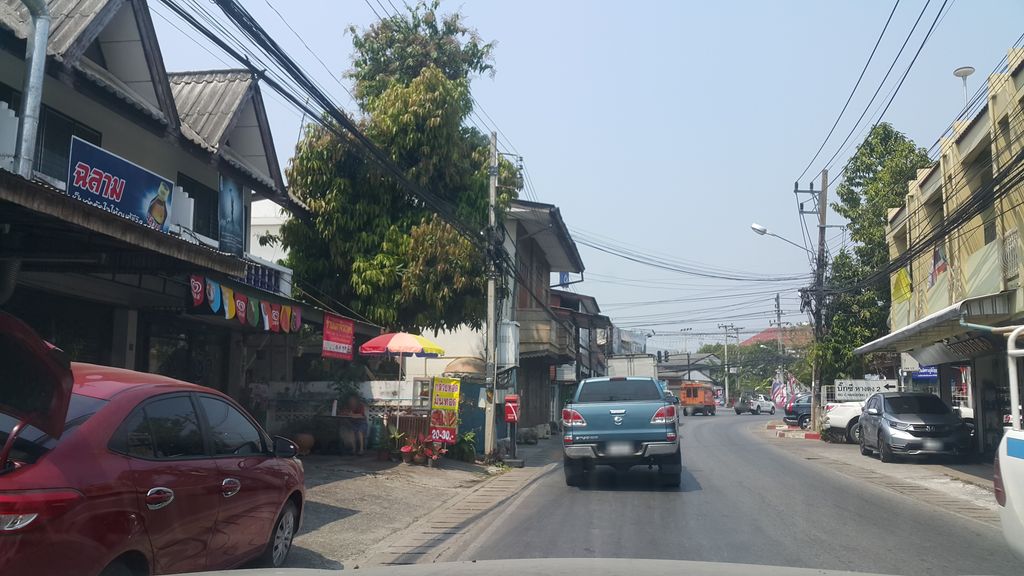 ภาพถนนตรงที่ ดีเว่อร์ กาแฟสด D-VER Fresh Coffee ตั้งอยู่ ถ่ายโดย jrcarlsen พ.ศ. 2562 (2019) · A street-level view of where ดีเว่อร์ กาแฟสด D-VER Fresh Coffee stands, by jrcarlsen in 2562 (2019)