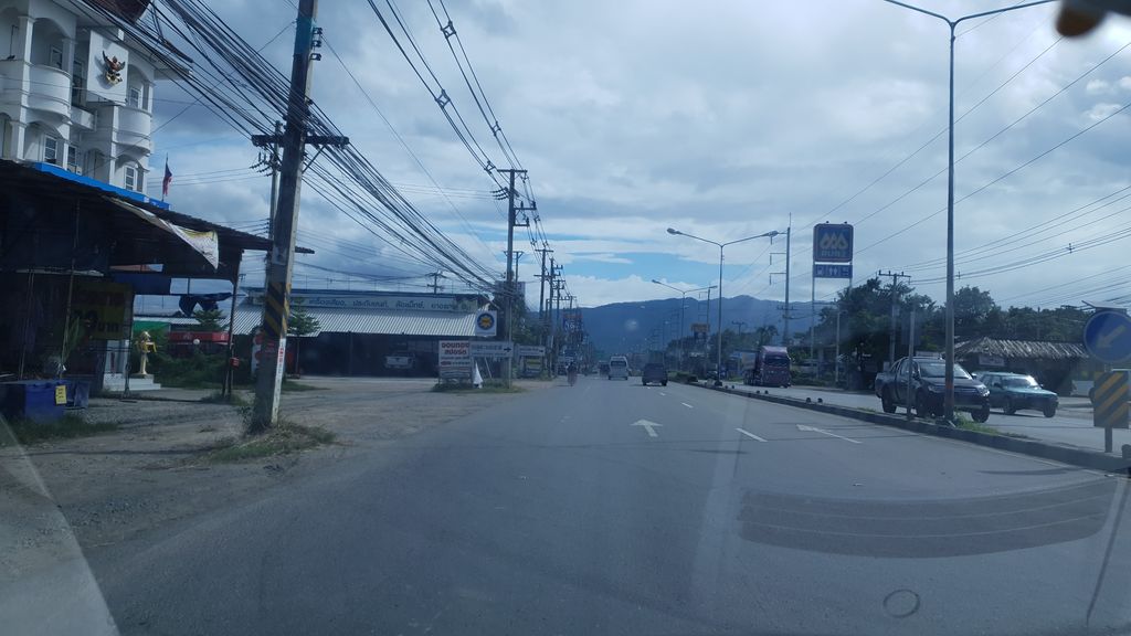 ภาพถนนตรงที่ ดอยอินทนนท์ ตั้งอยู่ ถ่ายโดย silamanee พ.ศ. 2561 (2018) · A street-level view of where ดอยอินทนนท์ · Doi Inthanon stands, by silamanee in 2561 (2018)