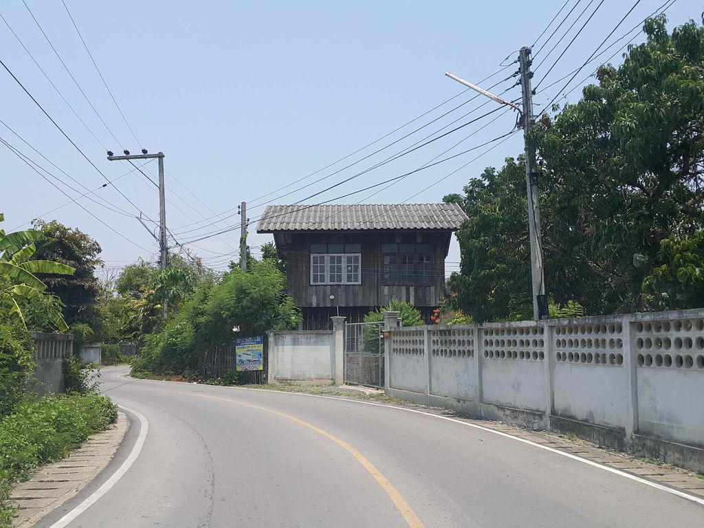 ภาพถนนตรงที่ ลุงเป็งค้าข้าวสาร ตั้งอยู่ ถ่ายโดย jrcarlsen พ.ศ. 2558 (2015) · A street-level view of where ลุงเป็งค้าข้าวสาร · Lung Peng Kha Khaosan stands, by jrcarlsen in 2558 (2015)