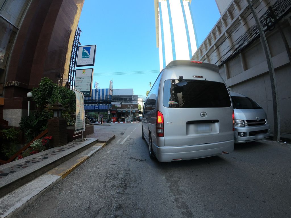 ภาพถนนตรงที่ Take Up Chiang Mai ตั้งอยู่ ถ่ายโดย chanuwath_grab พ.ศ. 2562 (2019) · A street-level view of where Take Up Chiang Mai stands, by chanuwath_grab in 2562 (2019)