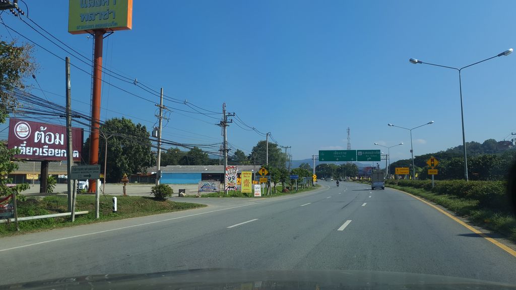 ภาพถนนตรงที่ ลาบไพรวัลย์ป้าหน้อย ตั้งอยู่ ถ่ายโดย jrcarlsen พ.ศ. 2562 (2019) · A street-level view of where ลาบไพรวัลย์ป้าหน้อย · Lapphraiwan Pa Noi stands, by jrcarlsen in 2562 (2019)