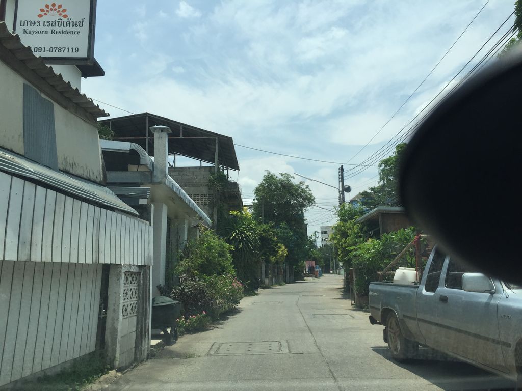 ภาพถนนตรงที่ ศรีเมือง บางแก้ว ตั้งอยู่ ถ่ายโดย kyoko พ.ศ. 2561 (2018) · A street-level view of where ศรีเมือง บางแก้ว · Simueang Bangkwae stands, by kyoko in 2561 (2018)