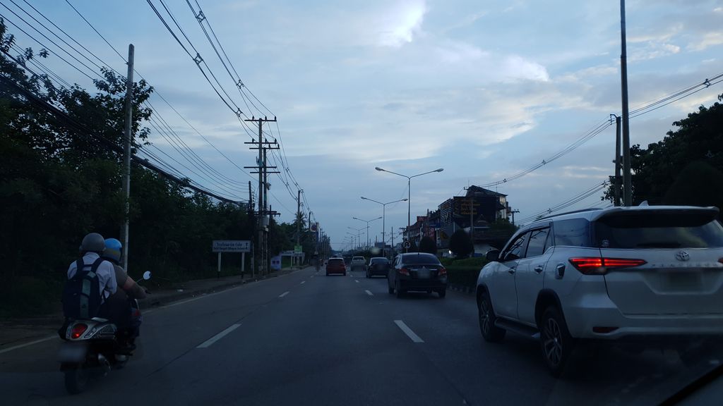 ภาพถนนตรงที่ กาดเกิดสุข ตั้งอยู่ ถ่ายโดย silamanee พ.ศ. 2561 (2018) · A street-level view of where กาดเกิดสุข · Kat Koet Suk stands, by silamanee in 2561 (2018)
