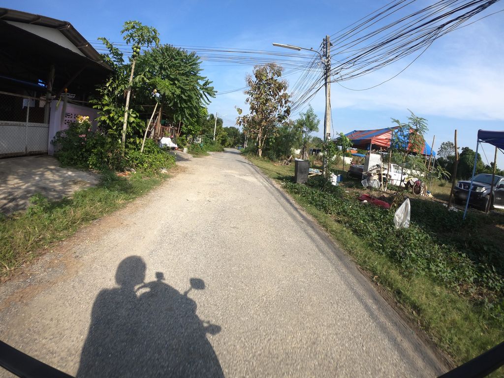 ภาพถนนตรงที่ บ้านผมสวย ตั้งอยู่ ถ่ายโดย chanuwath_grab พ.ศ. 2562 (2019) · A street-level view of where บ้านผมสวย · Ban Phomsuai stands, by chanuwath_grab in 2562 (2019)