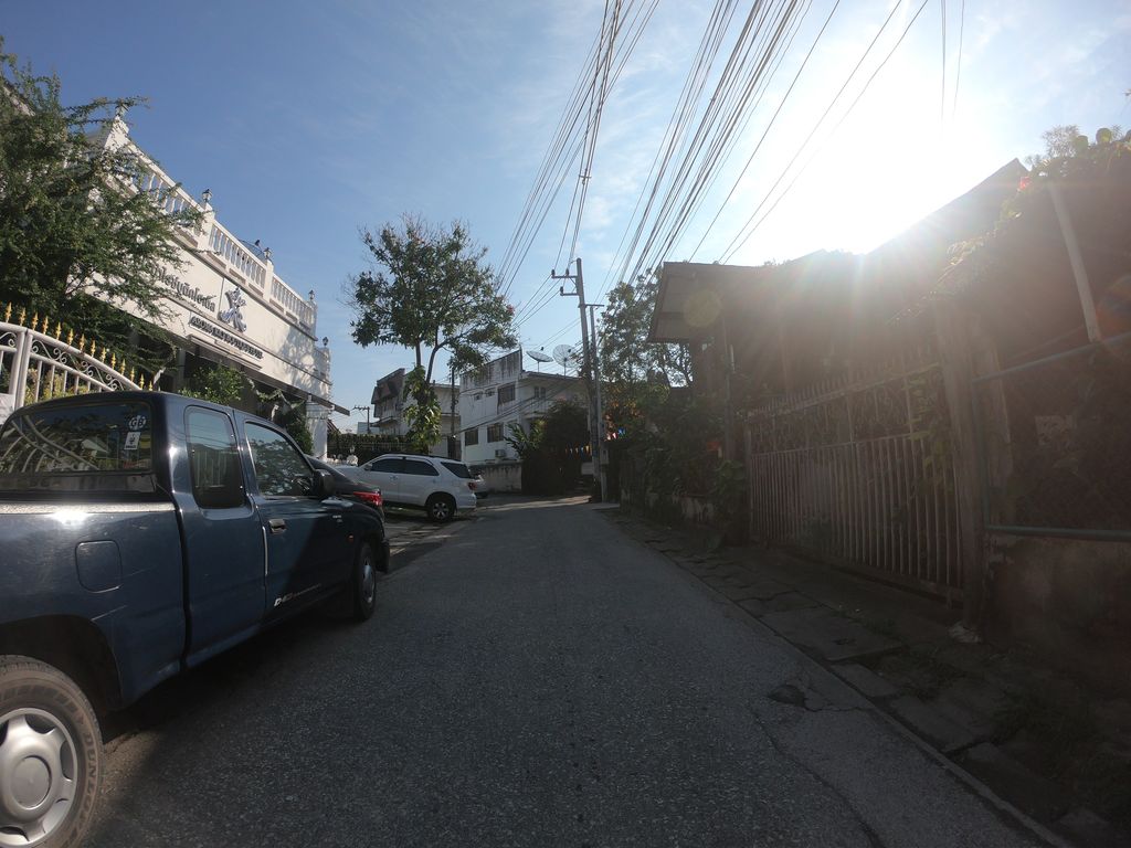 ภาพถนนตรงที่ Alt_ PingRiver ตั้งอยู่ ถ่ายโดย chanuwath_grab พ.ศ. 2562 (2019) · A street-level view of where Alt_ PingRiver stands, by chanuwath_grab in 2562 (2019)
