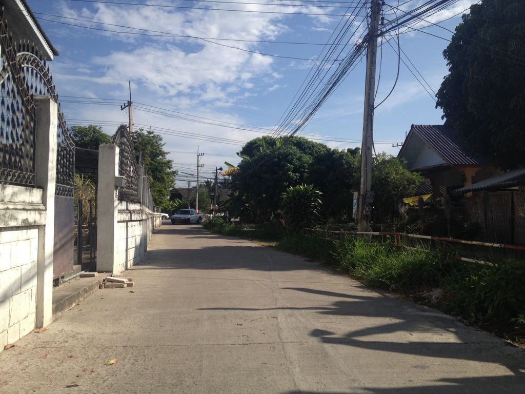 ภาพถนนตรงที่ Ban Changcome Antique ตั้งอยู่ ถ่ายโดย jimwatana พ.ศ. 2558 (2015) · A street-level view of where Ban Changcome Antique stands, by jimwatana in 2558 (2015)