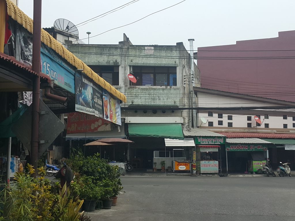 ภาพถนนตรงที่ ขนมจีนพี่ฝน ตั้งอยู่ ถ่ายโดย jrcarlsen พ.ศ. 2559 (2016) · A street-level view of where ขนมจีนพี่ฝน · Khanomchinphipna stands, by jrcarlsen in 2559 (2016)