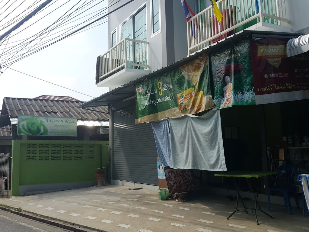 ภาพถนนตรงที่ Chicken Muses ตั้งอยู่ ถ่ายโดย jrcarlsen พ.ศ. 2558 (2015) · A street-level view of where Chicken Muses stands, by jrcarlsen in 2558 (2015)
