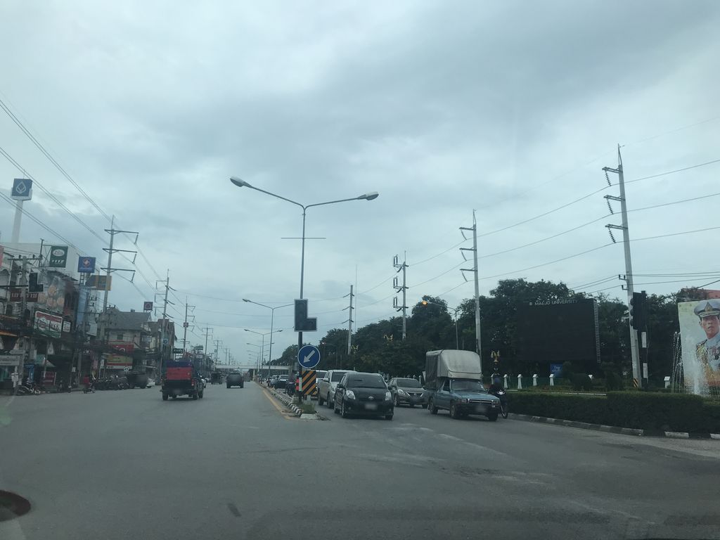 ภาพถนนตรงที่ สามแยกแม่่โจ้ ตั้งอยู่ ถ่ายโดย prasert พ.ศ. 2561 (2018) · A street-level view of where สามแยกแม่่โจ้ · Samyaek Mae Cho stands, by prasert in 2561 (2018)