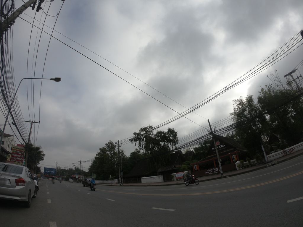 ภาพถนนตรงที่ ร้านเงินทอง ถนนวัวลาย ตั้งอยู่ ถ่ายโดย chanuwath_grab พ.ศ. 2562 (2019) · A street-level view of where ร้านเงินทอง ถนนวัวลาย · Ran Ngoen Thong Thanon Wualai stands, by chanuwath_grab in 2562 (2019)
