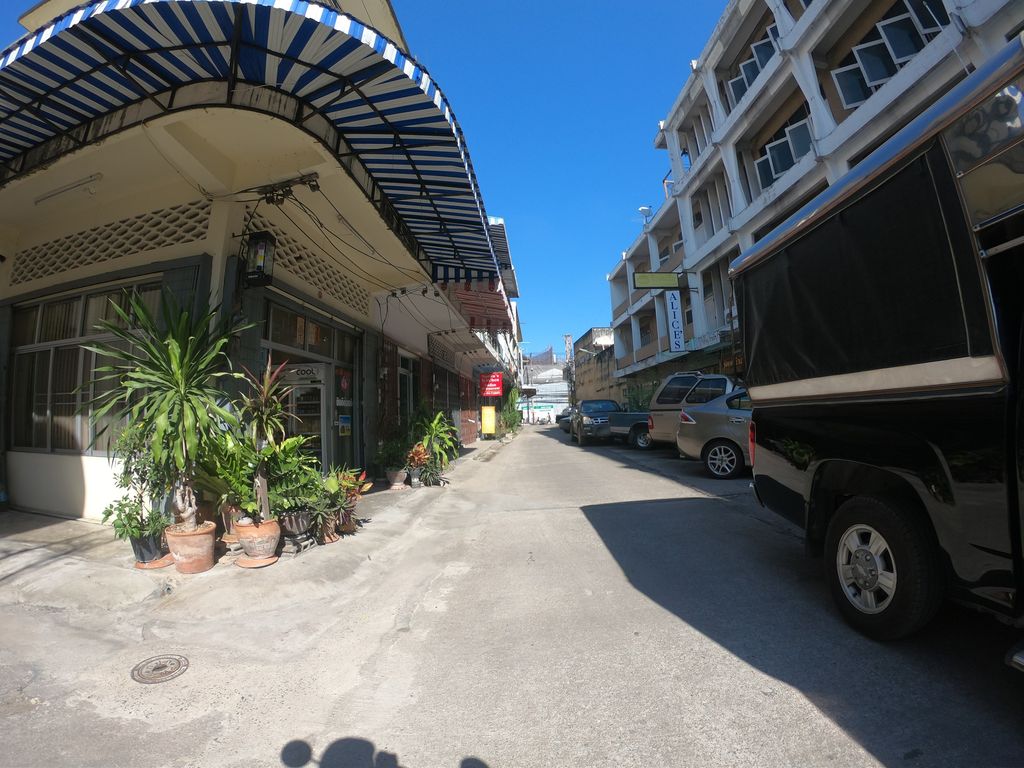 ภาพถนนตรงที่ Mani Tabi ตั้งอยู่ ถ่ายโดย chanuwath_grab พ.ศ. 2562 (2019) · A street-level view of where Mani Tabi stands, by chanuwath_grab in 2562 (2019)