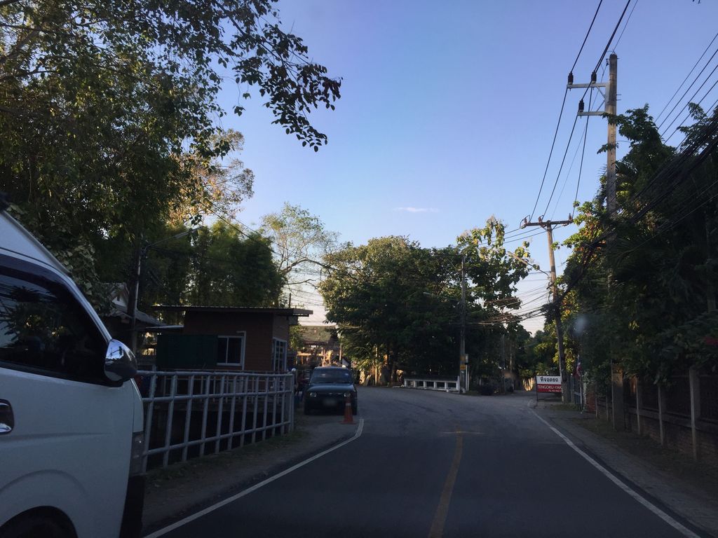 ภาพถนนตรงที่ Kad Dhara ตั้งอยู่ ถ่ายโดย kyoko พ.ศ. 2561 (2018) · A street-level view of where Kad Dhara stands, by kyoko in 2561 (2018)