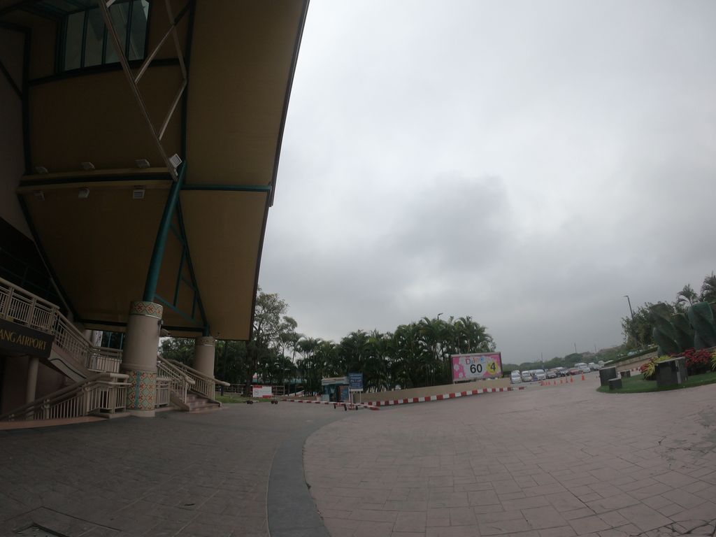 ภาพถนนตรงที่ Baggage Vault ตั้งอยู่ ถ่ายโดย chanuwath_grab พ.ศ. 2562 (2019) · A street-level view of where Baggage Vault stands, by chanuwath_grab in 2562 (2019)