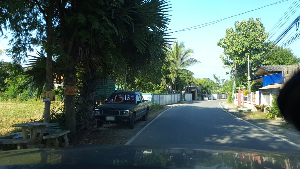 ภาพถนนตรงที่ เข้มโซดา กาแฟสด ตั้งอยู่ ถ่ายโดย jrcarlsen พ.ศ. 2562 (2019) · A street-level view of where เข้มโซดา กาแฟสด · Khemsoda Kafaetda stands, by jrcarlsen in 2562 (2019)
