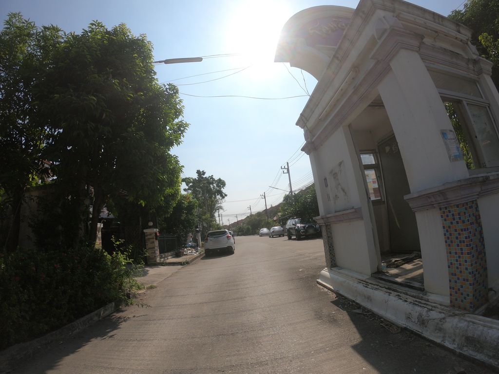 ภาพถนนตรงที่ G-long Burger ตั้งอยู่ ถ่ายโดย chanuwath_grab พ.ศ. 2562 (2019) · A street-level view of where G-long Burger stands, by chanuwath_grab in 2562 (2019)