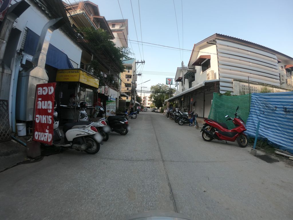 ภาพถนนตรงที่ Lemon Drop Studio ตั้งอยู่ ถ่ายโดย chanuwath_grab พ.ศ. 2562 (2019) · A street-level view of where Lemon Drop Studio stands, by chanuwath_grab in 2562 (2019)