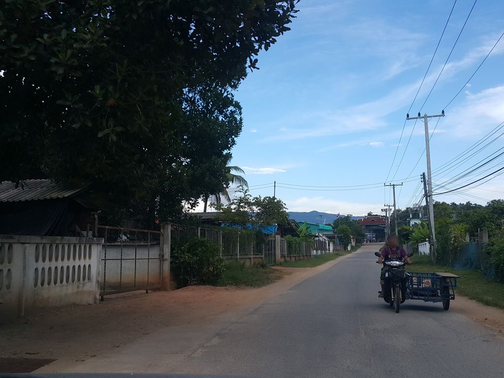 ภาพถนนตรงที่ ร้านป้าบาลฮิมโต้ง ตั้งอยู่ ถ่ายโดย jrcarlsen พ.ศ. 2558 (2015) · A street-level view of where ร้านป้าบาลฮิมโต้ง · Ran Pa Ban Himtong stands, by jrcarlsen in 2558 (2015)