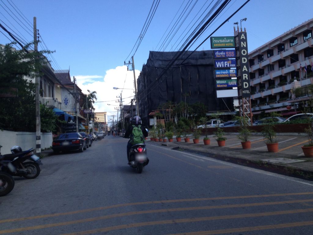 ภาพถนนตรงที่ ฮานาก้า - Hanaka ตั้งอยู่ ถ่ายโดย jimwatana พ.ศ. 2558 (2015) · A street-level view of where ฮานาก้า - Hanaka stands, by jimwatana in 2558 (2015)