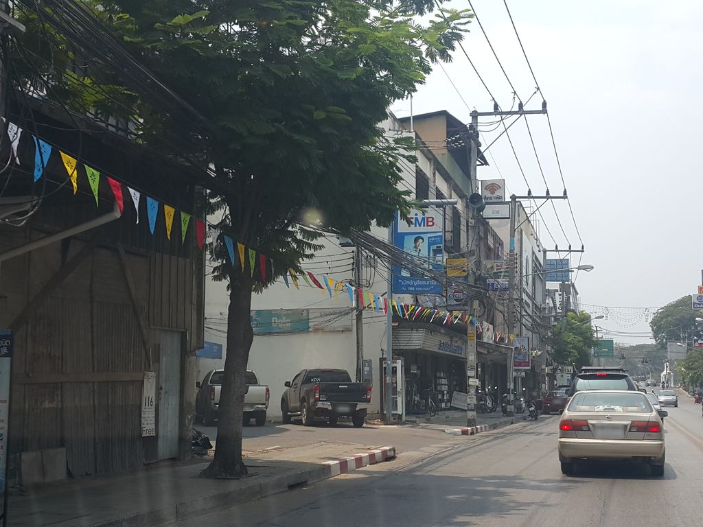 ภาพถนนตรงที่ NW8 tattoo studio ตั้งอยู่ ถ่ายโดย jrcarlsen พ.ศ. 2559 (2016) · A street-level view of where NW8 tattoo studio stands, by jrcarlsen in 2559 (2016)