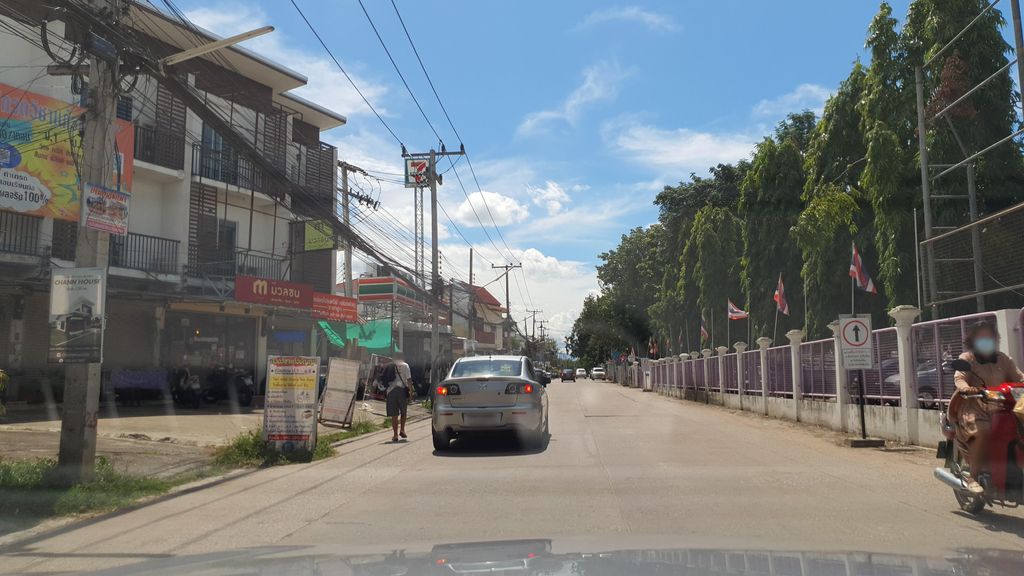 ภาพถนนตรงที่ โยเย บิวตี้ ซาลอน ตั้งอยู่ ถ่ายโดย jrcarlsen พ.ศ. 2564 (2021) · A street-level view of where โยเย บิวตี้ ซาลอน · Yoye Beauty Salon stands, by jrcarlsen in 2564 (2021)