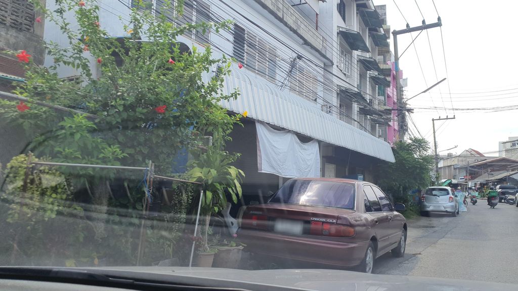 ภาพถนนตรงที่ ปอยทราเวล ตั้งอยู่ ถ่ายโดย jrcarlsen พ.ศ. 2565 (2022) · A street-level view of where ปอยทราเวล · Poisawen stands, by jrcarlsen in 2565 (2022)