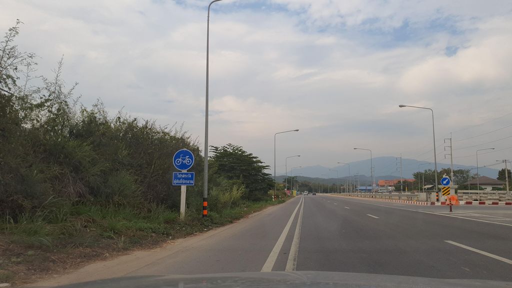ภาพถนนตรงที่ The Camp Chiang Mai ตั้งอยู่ ถ่ายโดย jrcarlsen พ.ศ. 2565 (2022) · A street-level view of where The Camp Chiang Mai stands, by jrcarlsen in 2565 (2022)