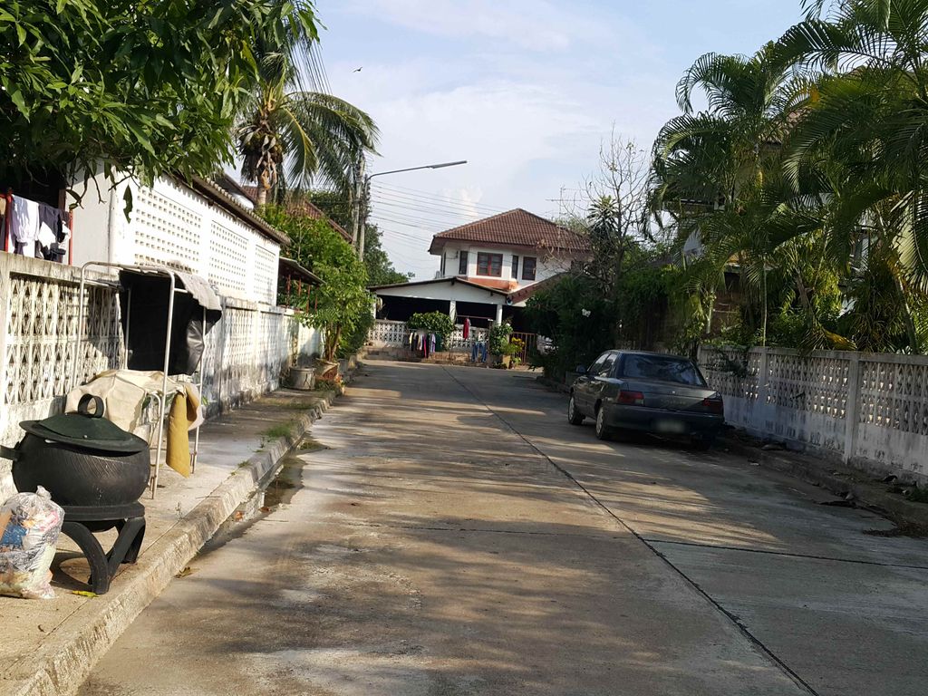 ภาพถนนตรงที่ Sausage King Mini Mart ตั้งอยู่ ถ่ายโดย jrcarlsen พ.ศ. 2558 (2015) · A street-level view of where Sausage King Mini Mart stands, by jrcarlsen in 2558 (2015)