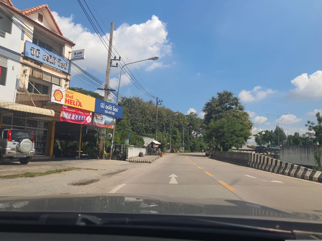 ภาพถนนตรงที่ บีบี ออโต้ ช็อป ตั้งอยู่ ถ่ายโดย jrcarlsen พ.ศ. 2566 (2023) · A street-level view of where บีบี ออโต้ ช็อป · B B Auto Shop stands, by jrcarlsen in 2566 (2023)