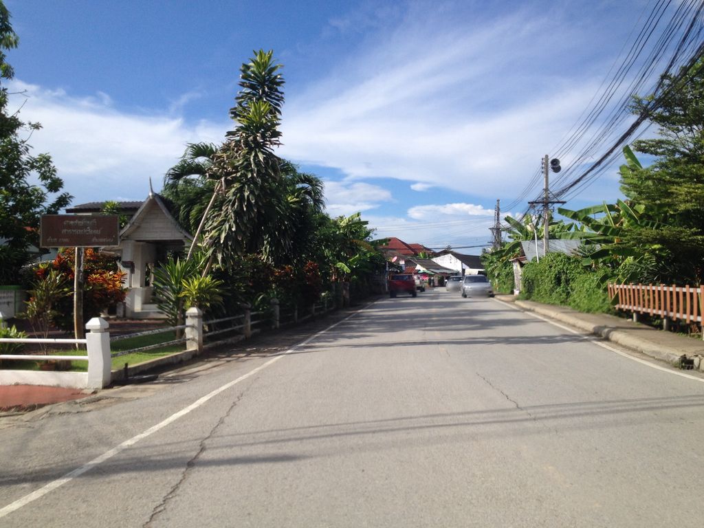 ภาพถนนตรงที่ สำนักงานปศุสัตว์อำเภอหางดง ตั้งอยู่ ถ่ายโดย jimwatana พ.ศ. 2558 (2015) · A street-level view of where สำนักงานปศุสัตว์อำเภอหางดง · Samnakngan Pasusat Amphoe Hang Dong stands, by jimwatana in 2558 (2015)