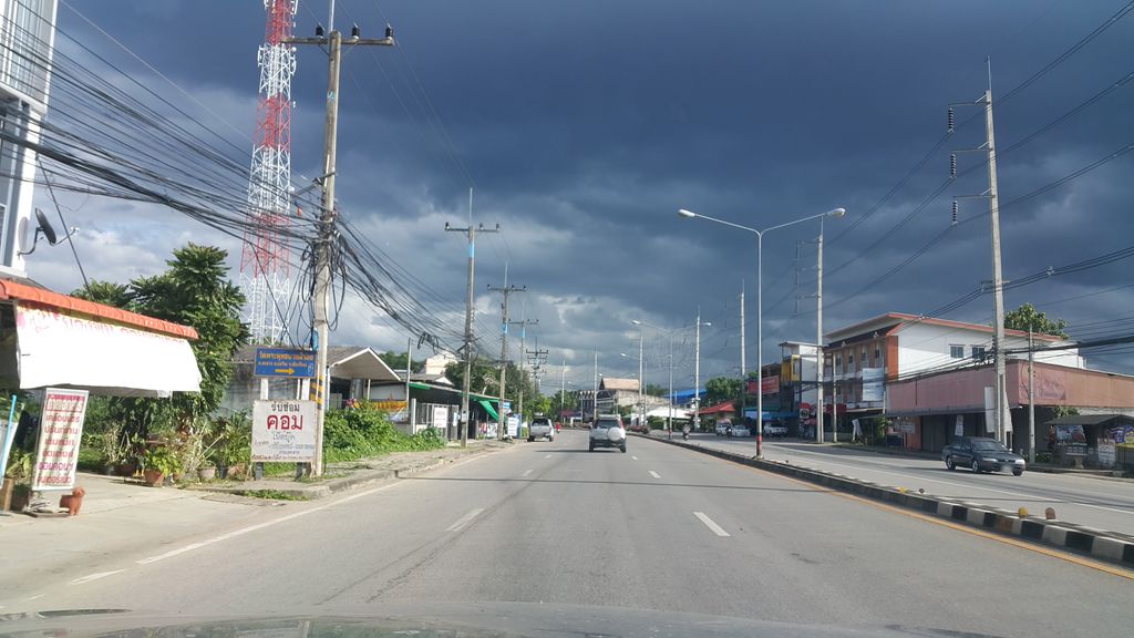 ภาพถนนตรงที่ บุญรักษา เฟอร์นิเจอร์ ตั้งอยู่ ถ่ายโดย jrcarlsen พ.ศ. 2560 (2017) · A street-level view of where บุญรักษา เฟอร์นิเจอร์ · Bunraksa Furniture stands, by jrcarlsen in 2560 (2017)