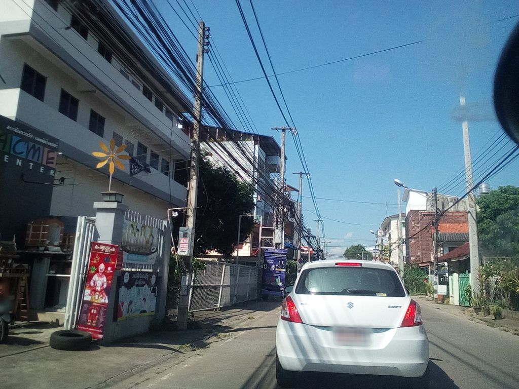 ภาพถนนตรงที่ ครูเอก แอคมี เซ็นเตอร์ ตั้งอยู่ ถ่ายโดย kyoko พ.ศ. 2561 (2018) · A street-level view of where ครูเอก แอคมี เซ็นเตอร์ · Khruek Aekmi Center stands, by kyoko in 2561 (2018)