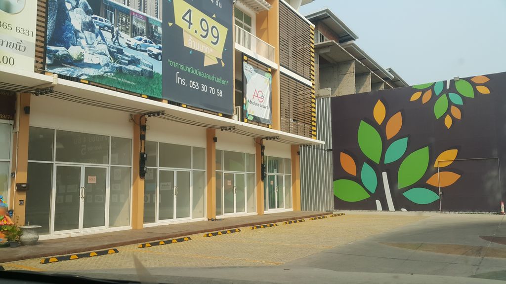ภาพถนนตรงที่ Aura Massage & Nail Care ตั้งอยู่ ถ่ายโดย jrcarlsen พ.ศ. 2562 (2019) · A street-level view of where Aura Massage & Nail Care stands, by jrcarlsen in 2562 (2019)