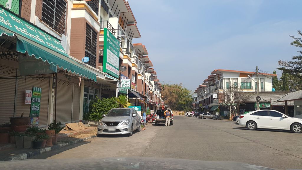ภาพถนนตรงที่ เสริมสวย เบเบ้ บิ้วตี้ แอนด์สปา ตั้งอยู่ ถ่ายโดย jrcarlsen พ.ศ. 2566 (2023) · A street-level view of where เสริมสวย เบเบ้ บิ้วตี้ แอนด์สปา · Soemsuai Bebe Beauty & Spa stands, by jrcarlsen in 2566 (2023)