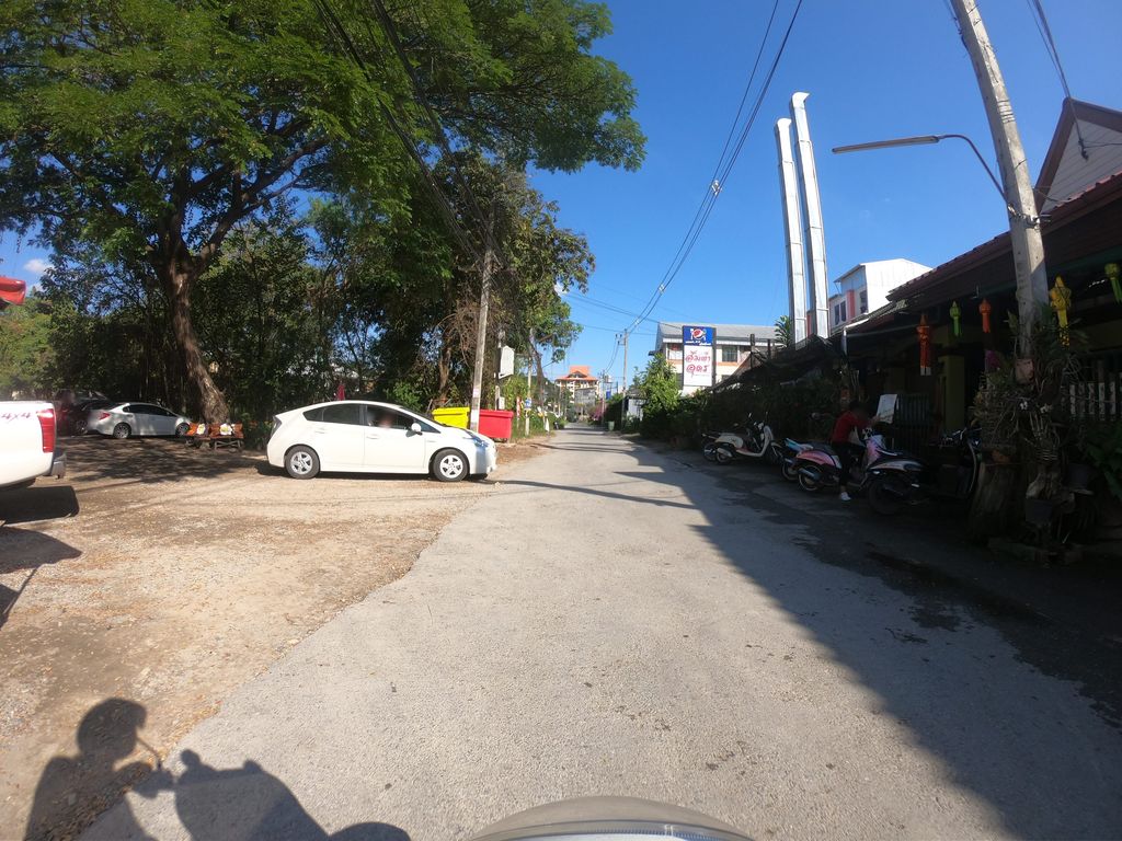 ภาพถนนตรงที่ กาแฟโบราณ ลำโคตรโคตร ตั้งอยู่ ถ่ายโดย chanuwath_grab พ.ศ. 2562 (2019) · A street-level view of where กาแฟโบราณ ลำโคตรโคตร · Kafaebrona Lamkhotrakhot stands, by chanuwath_grab in 2562 (2019)