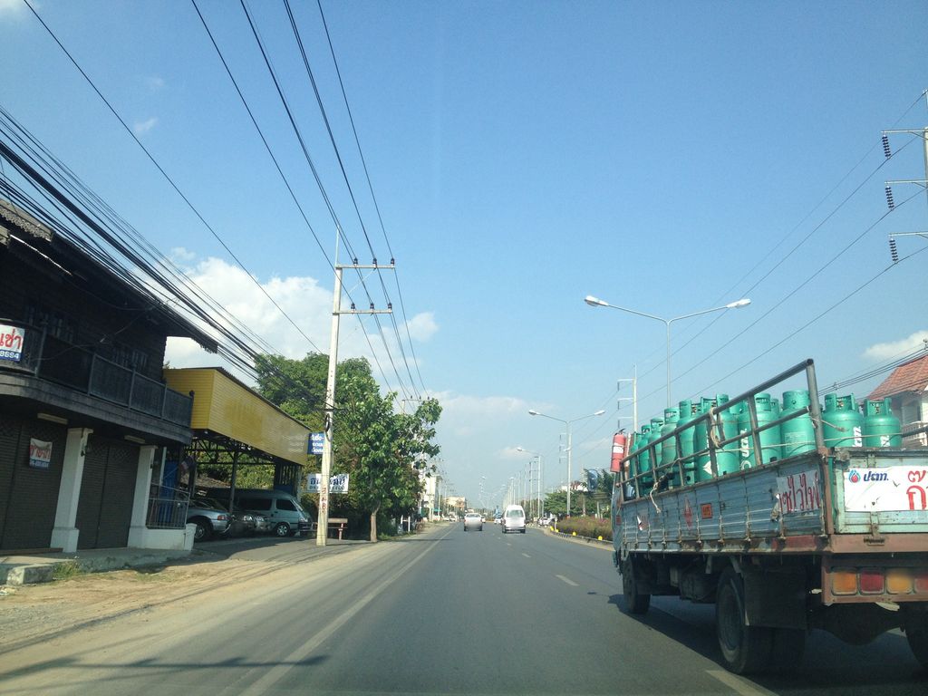 ภาพถนนตรงที่ นาราการ์เด้นท์ ตั้งอยู่ ถ่ายโดย jimwatana พ.ศ. 2558 (2015) · A street-level view of where นาราการ์เด้นท์ · Nara Garden stands, by jimwatana in 2558 (2015)