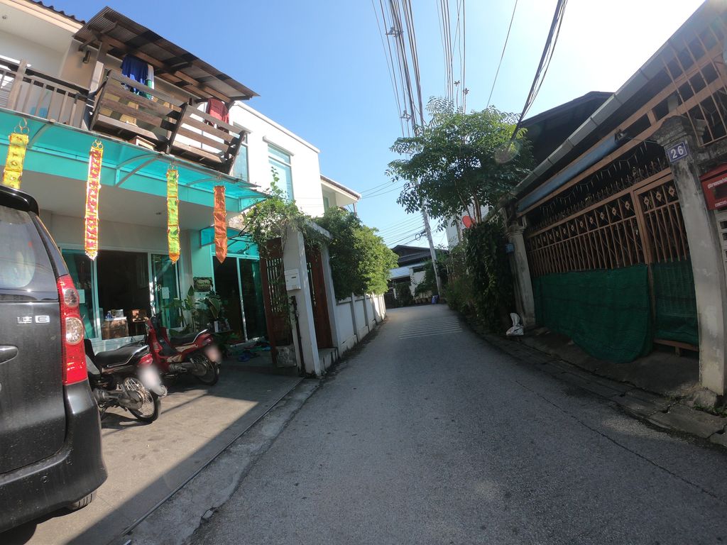 ภาพถนนตรงที่ ฮิมฮั้ว คาเฟ่ Himhuo Cafe' ตั้งอยู่ ถ่ายโดย chanuwath_grab พ.ศ. 2562 (2019) · A street-level view of where ฮิมฮั้ว คาเฟ่ Himhuo Cafe' stands, by chanuwath_grab in 2562 (2019)