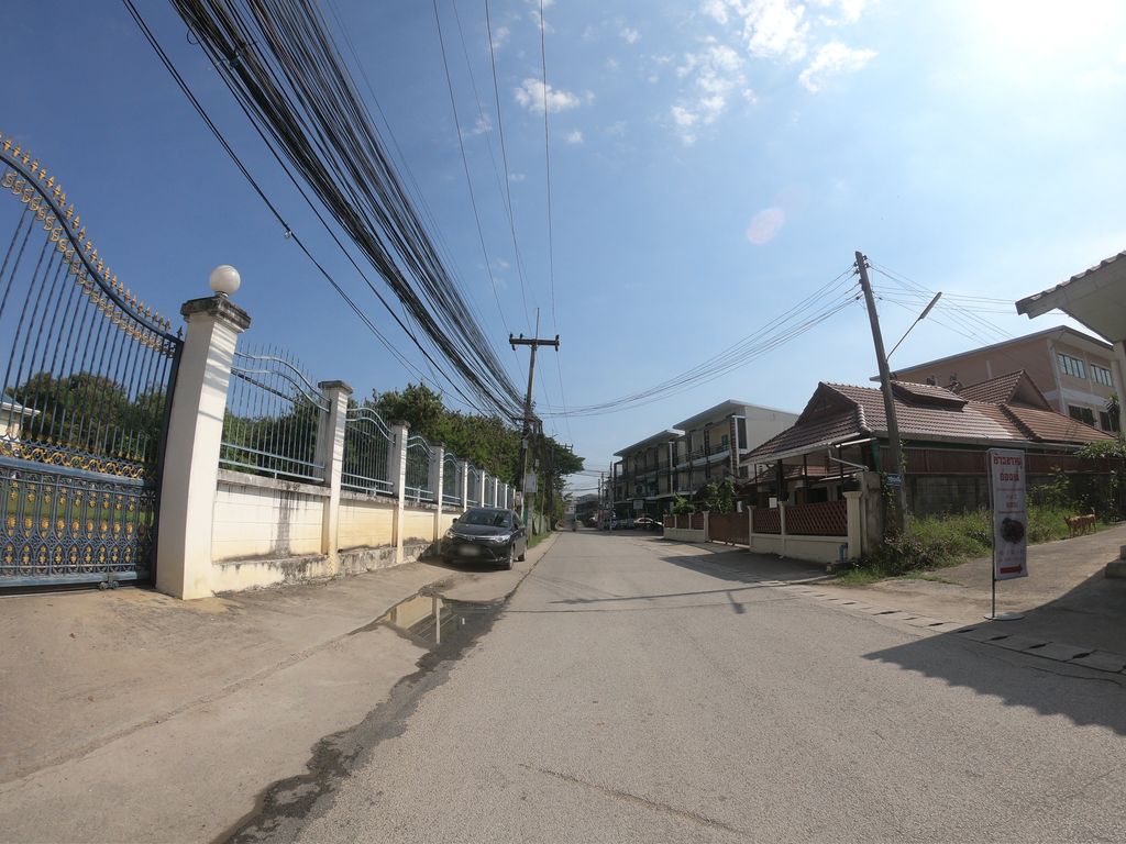 ภาพถนนตรงที่ จักรยานบ้านฮักแล้วถีบ ตั้งอยู่ ถ่ายโดย chanuwath_grab พ.ศ. 2562 (2019) · A street-level view of where จักรยานบ้านฮักแล้วถีบ · Chakrayan Ban Hak Laeo Thip stands, by chanuwath_grab in 2562 (2019)