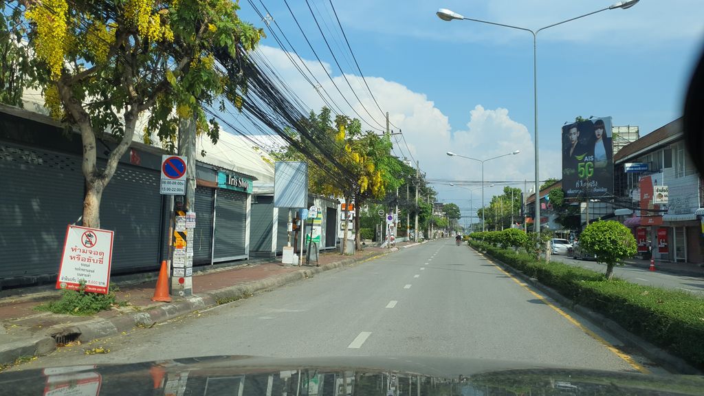 ภาพถนนตรงที่ ตีนดอยสุเทพ ตั้งอยู่ ถ่ายโดย jrcarlsen พ.ศ. 2564 (2021) · A street-level view of where ตีนดอยสุเทพ · Tindoisuthep stands, by jrcarlsen in 2564 (2021)