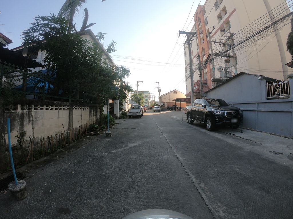 ภาพถนนตรงที่ ไร่หางหงส์ดงผักดี : ดินแข็งแรง ผักแข็งแรง คนแข็งแรง ตั้งอยู่ ถ่ายโดย chanuwath_grab พ.ศ. 2562 (2019) · A street-level view of where ไร่หางหงส์ดงผักดี : ดินแข็งแรง ผักแข็งแรง คนแข็งแรง · Rai Hang Hong Dong Phak Di : Dinkhaengraeng Phakkhaengraeng Khonkhaengraeng stands, by chanuwath_grab in 2562 (2019)