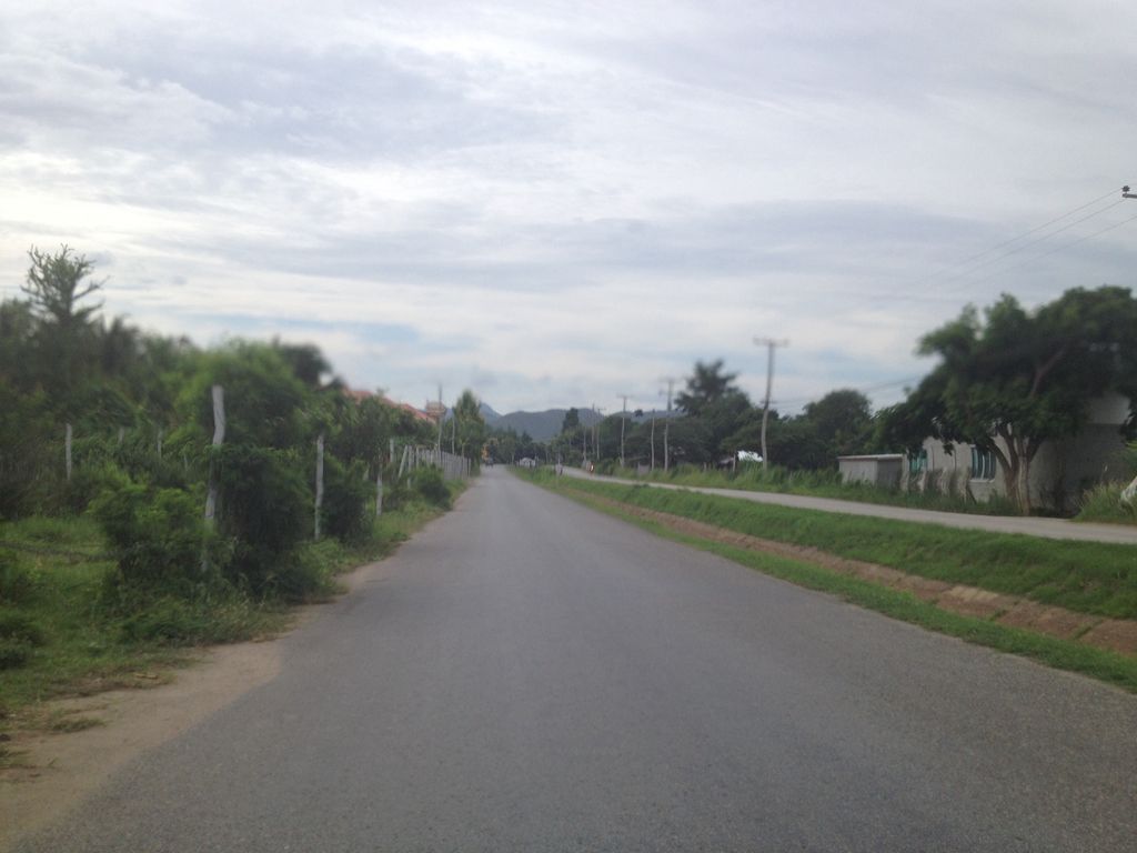 ภาพถนนตรงที่ ส้มตำเบรคแตก ตั้งอยู่ ถ่ายโดย jimwatana พ.ศ. 2558 (2015) · A street-level view of where ส้มตำเบรคแตก · Som Tam Brake Taek stands, by jimwatana in 2558 (2015)