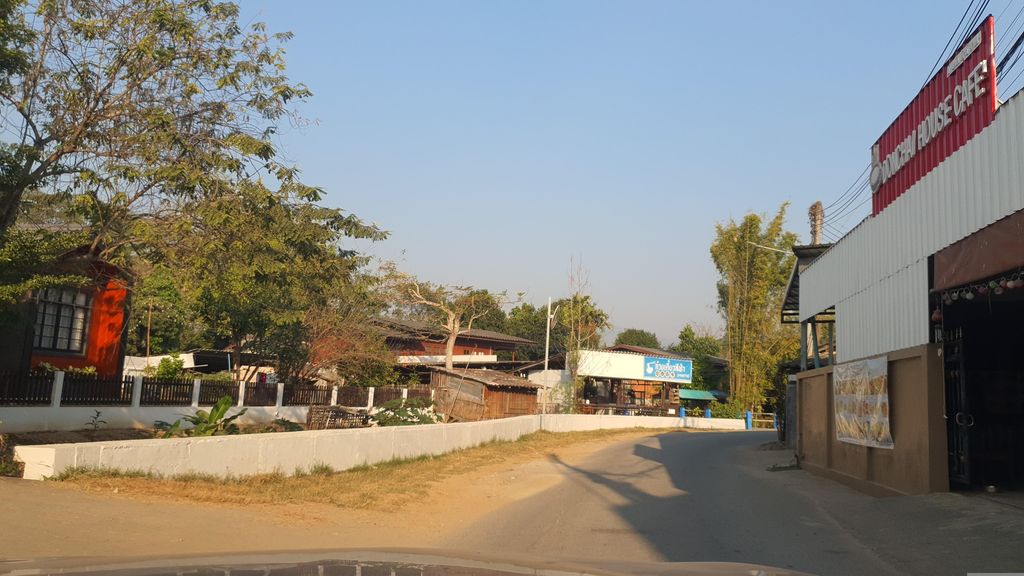 ภาพถนนตรงที่ กาแฟ โรงพิมพ์ ตั้งอยู่ ถ่ายโดย jrcarlsen พ.ศ. 2566 (2023) · A street-level view of where กาแฟ โรงพิมพ์ · Kafae Rongphim stands, by jrcarlsen in 2566 (2023)
