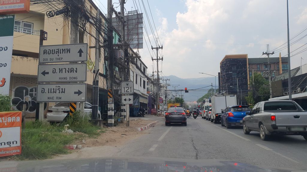 ภาพถนนตรงที่ Eedu Chiangmai ตั้งอยู่ ถ่ายโดย jrcarlsen พ.ศ. 2566 (2023) · A street-level view of where Eedu Chiangmai stands, by jrcarlsen in 2566 (2023)