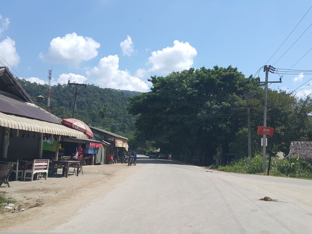 ภาพถนนตรงที่ ล่องแพ แม่ตะมาน ตั้งอยู่ ถ่ายโดย jrcarlsen พ.ศ. 2558 (2015) · A street-level view of where ล่องแพ แม่ตะมาน · Longphae Mae Ta Man stands, by jrcarlsen in 2558 (2015)