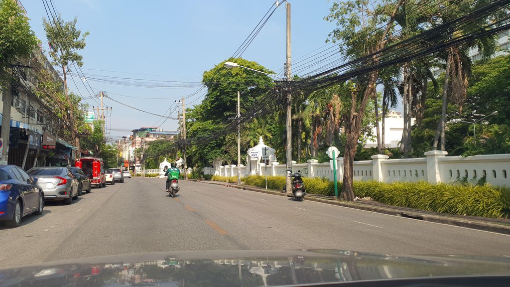 ภาพถนนตรงที่ ฮกเชียงล้งพาณิชย์ ตั้งอยู่ ถ่ายโดย jrcarlsen พ.ศ. 2565 (2022) · A street-level view of where ฮกเชียงล้งพาณิชย์ · Hok Chiang Long Phanit stands, by jrcarlsen in 2565 (2022)