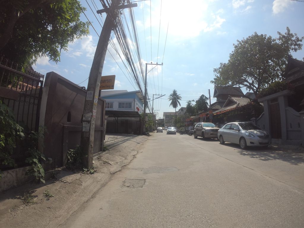 ภาพถนนตรงที่ Todaygoods ตั้งอยู่ ถ่ายโดย chanuwath_grab พ.ศ. 2562 (2019) · A street-level view of where Todaygoods stands, by chanuwath_grab in 2562 (2019)