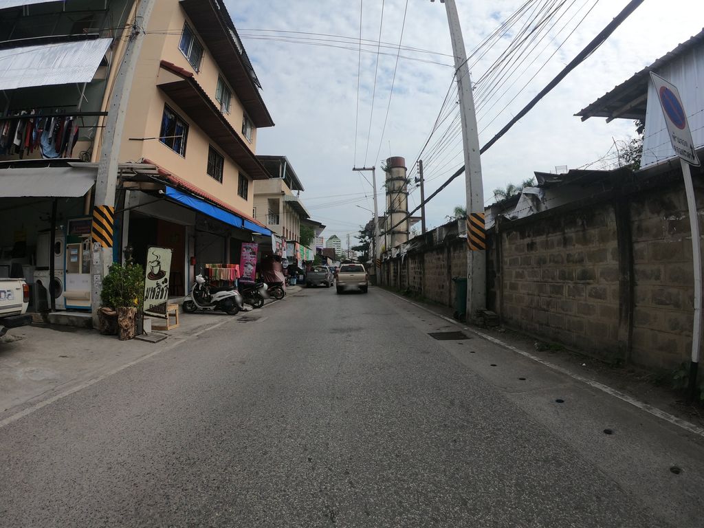 ภาพถนนตรงที่ สถาบันสอนภาษา You Can Learn ตั้งอยู่ ถ่ายโดย chanuwath_grab พ.ศ. 2562 (2019) · A street-level view of where สถาบันสอนภาษา You Can Learn stands, by chanuwath_grab in 2562 (2019)