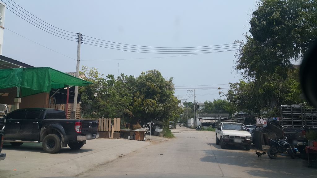ภาพถนนตรงที่ Kpf. ผักสด เดลิเวรี่ เชียงใหม่ - ตลาดเมืองใหม่ ตั้งอยู่ ถ่ายโดย jrcarlsen พ.ศ. 2562 (2019) · A street-level view of where Kpf. ผักสด เดลิเวรี่ เชียงใหม่ - ตลาดเมืองใหม่ stands, by jrcarlsen in 2562 (2019)