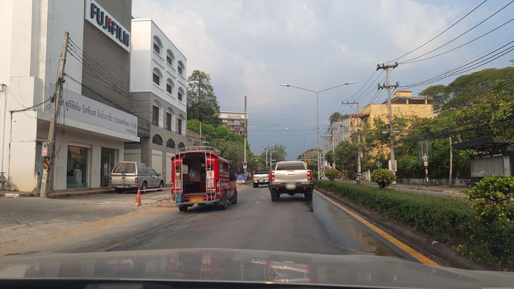 ภาพถนนตรงที่ Chiang Mai University ตั้งอยู่ ถ่ายโดย jrcarlsen พ.ศ. 2566 (2023) · A street-level view of where Chiang Mai University stands, by jrcarlsen in 2566 (2023)