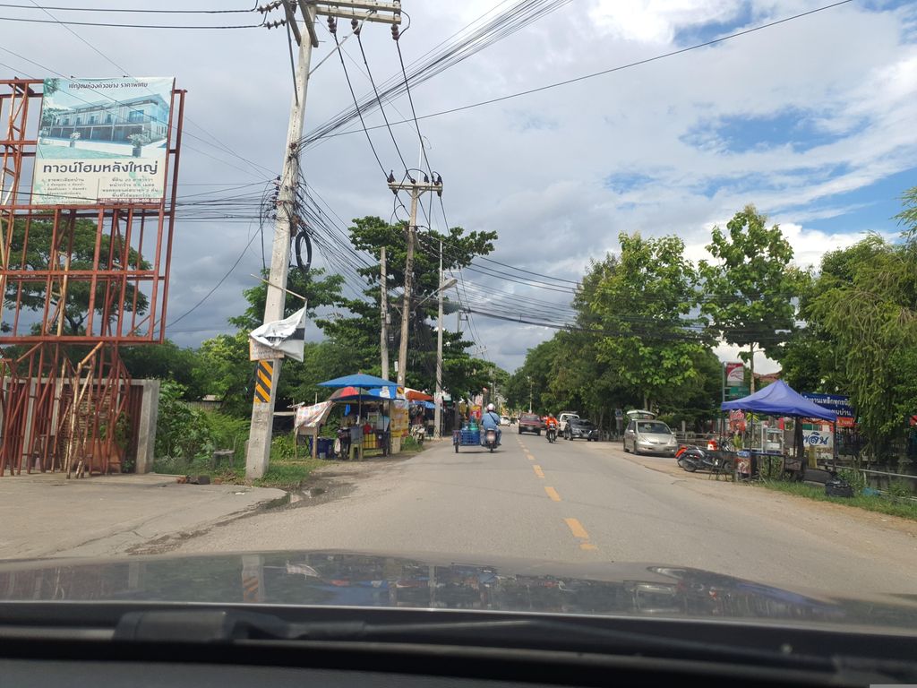 ภาพถนนตรงที่ ห้องทดลองหมี่ - หมี่ไก่ฉีก ตั้งอยู่ ถ่ายโดย jrcarlsen พ.ศ. 2566 (2023) · A street-level view of where ห้องทดลองหมี่ - หมี่ไก่ฉีก · Hong Thadalong Mi - Mikaichik stands, by jrcarlsen in 2566 (2023)