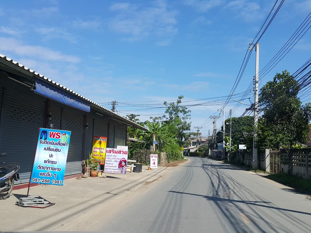 ภาพถนนตรงที่ ร้านเสริมสวย แพท บิวตี้&ซาลอน ตั้งอยู่ ถ่ายโดย jrcarlsen พ.ศ. 2558 (2015) · A street-level view of where ร้านเสริมสวย แพท บิวตี้&ซาลอน · Phaet Beauty&Salon Beauty salon stands, by jrcarlsen in 2558 (2015)